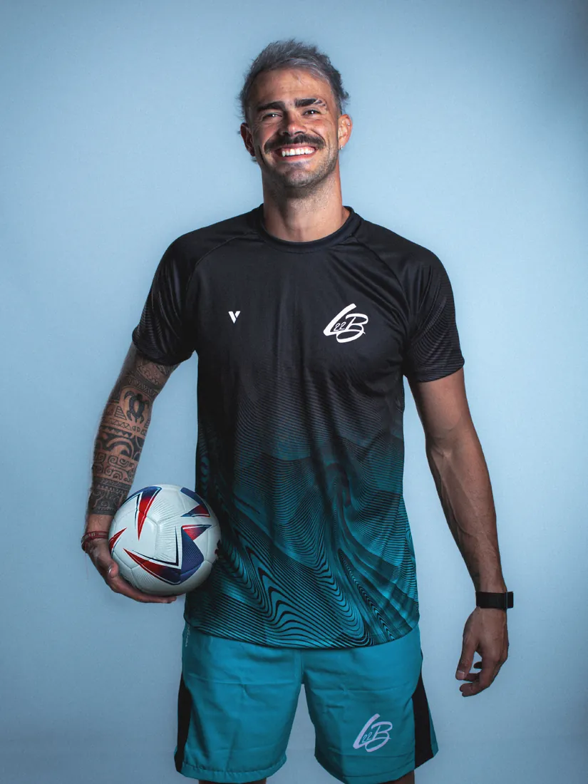 Lucas Bruera con camiseta L22B y balón