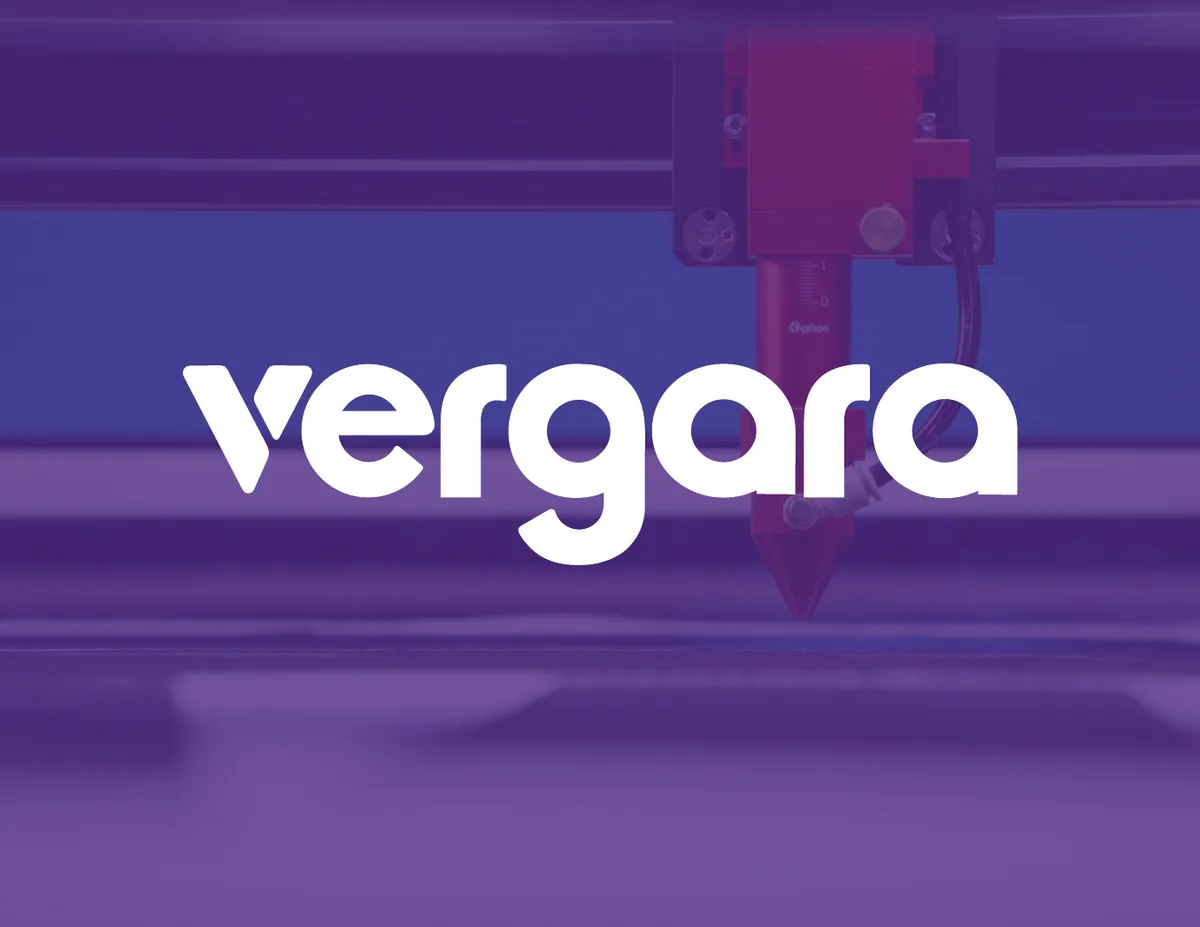 Logo de Vergara sobre una cortadora láser